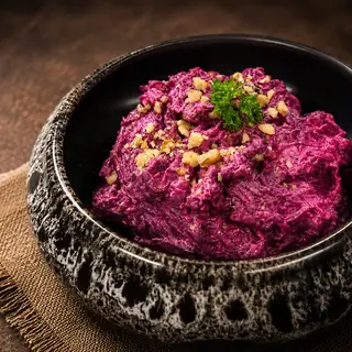 Салат из свёклы с грецкими орехами и черносливом